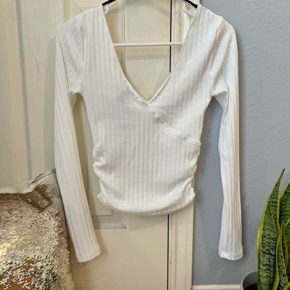 Forever 21 Knit White Top Size S NWT - Picture 2 of 4